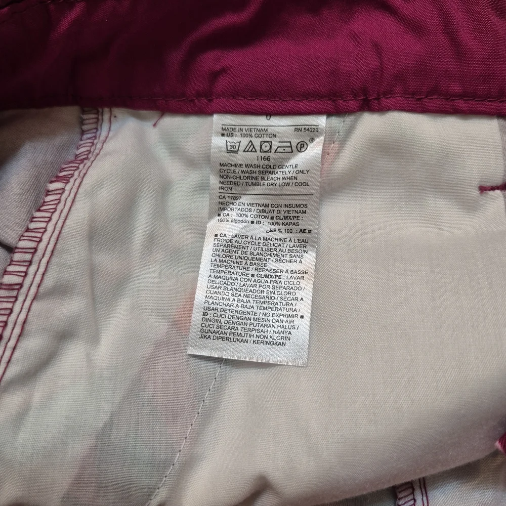 NWT Old Navy Everyday Chino Shorts in Burgundy Tropical Floral, Sz 0 Waist 28 - Picture 5 of 5